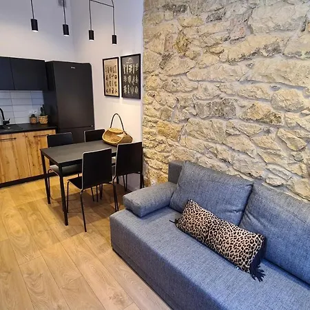 Szczytowa Kamienica Blisko Centrum